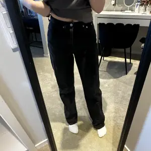 Svarta/mörk gråa jeans från NA-KD🖤 Knappt använda då dom är för små på mig