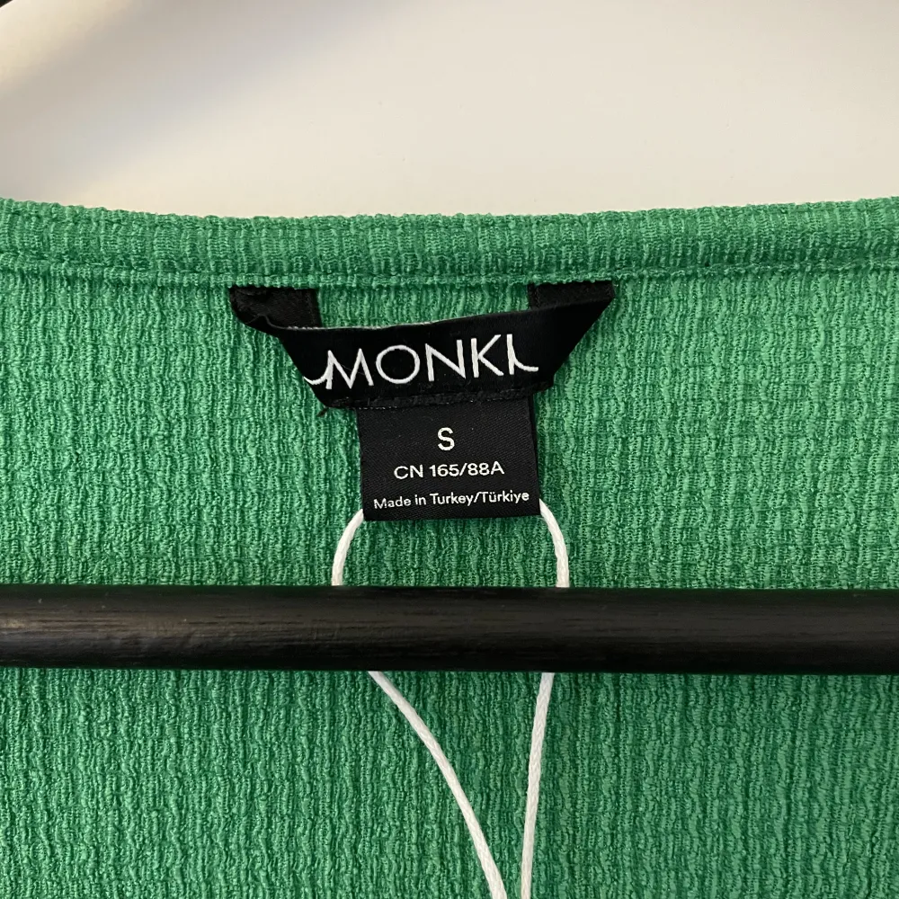 Grön blus från Monki med knytdetalj. Blusar.
