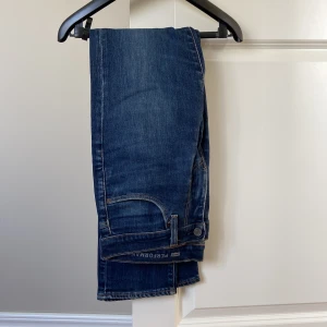 Mörkblåa Levis jeans - Säljer dessa mörkblåa Levis herr jeans i modellen 511, i gott skick. Inga defekter på byxorna förutom på baksidan på den lilla ”brickan”. 🤍