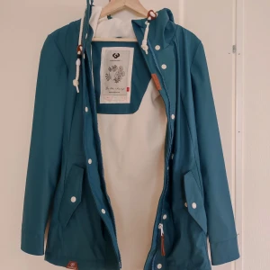 Ragwer - regnjacka  - Ny vinterjacka med varmt foder. Jackan är vattentät och vindtät.  Passformen är Slim fit vilket betyder att även om man har på sig en lång och varmjacka ändå väldigt lätt att gå i den.  Passar bra för vandring eller för cykla.  Priset kan diskuteras.