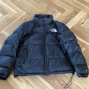 North face retro nuptse puffer jacket - Säljer North face retro nuptse puffer jacket. orginalpris 3095kr säljer för 1000kr pris kan diskuteras 
