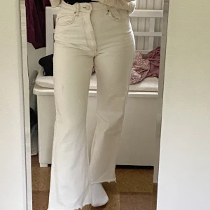 Vita Jeans  - Vita fina jeans med fickor, jätte bekväma!! 