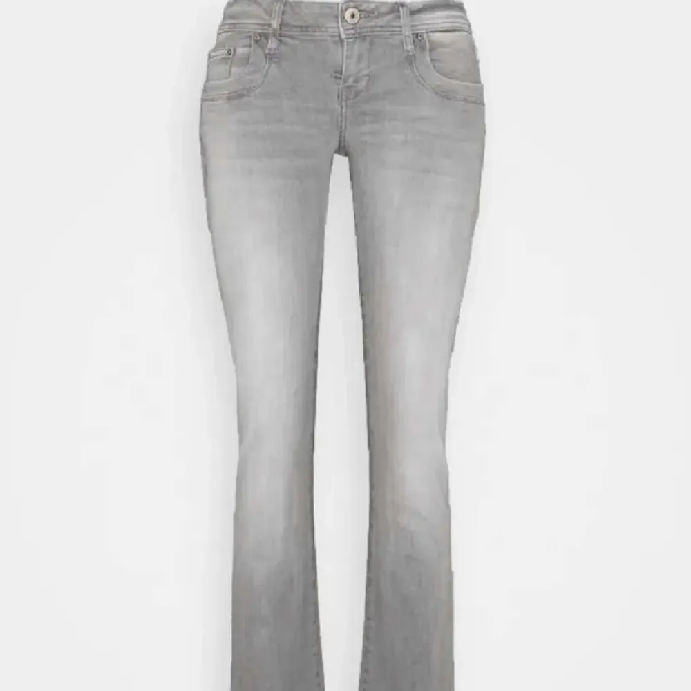 Säljer dessa gråa Ltb jeans då jag nästan aldrig använts dem❤️ använda Max 5 gånger💓💓 från Ltb köpa på Zalando💗💓💗pris diskuterbart. Jeans & Byxor.