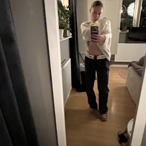 Dickies byxor  - Säljer dessa trendiga Dickies byxor med nedvikt bar midja. Säljer då de inte kommer till någon användning🤍köpta för 700kr Går ner till marken på mig som är 166