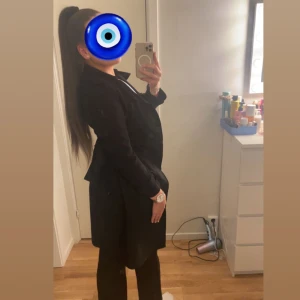 Missäy svart lång mocca kappa  - Säljer min super fina missäy kappa då jag ej använder den längre köpte den förra vintern för 600kr. 