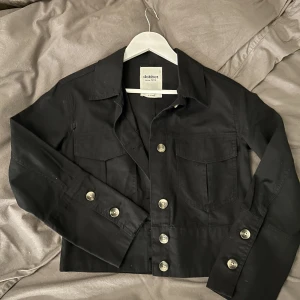 Dobber Jacka  - Svart jacka från dobber med fina detaljer i form av fickor och knappar. Lite slitage se sitta bilden. Köparen står för frakten🤍