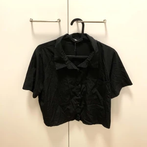 Skjortblus - Svart skjortblus. Kort i midjan. Inget trasigt eller fult. Storlek M