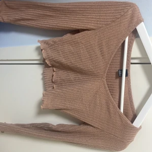 Tröja  - I bra skick, lite genomskinlig 