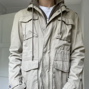 Field jacka the glory days - Jätte fin jacka ifrån the glory days, inga defekter bara ett pytte litet hål fråga om bild så löser jag! Nypris 3299 mitt pris 749! Vid frågor eller funderingar är det bara att höra av sig 