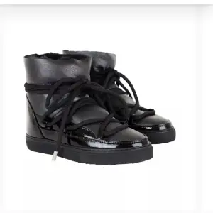 Inuikii skor i svart läder, endast använda enstaka gånger. Nypris 3199 och perfekta inför hösten och vintern❤️