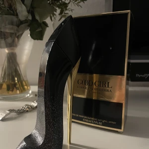 Good Girl parfym - Goodgirl suprême EdP 50ml, jättegod parfym i största förpackning. Säljer då jag råkade köpa fel och är endast testad en gång, annars helt oanvänd. Ordinarie pris är 1230kr