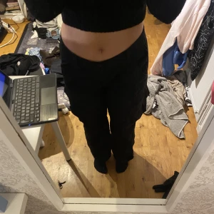 Svarta cargobyxor - Jättefina och supersköna. Använda endast ett fåtal gånger🤍