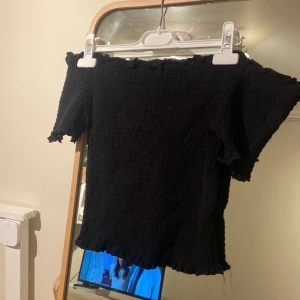 Svart ribbad off shoulder tröja - Superfin och tight men stretchig off shoulder tröja🖤