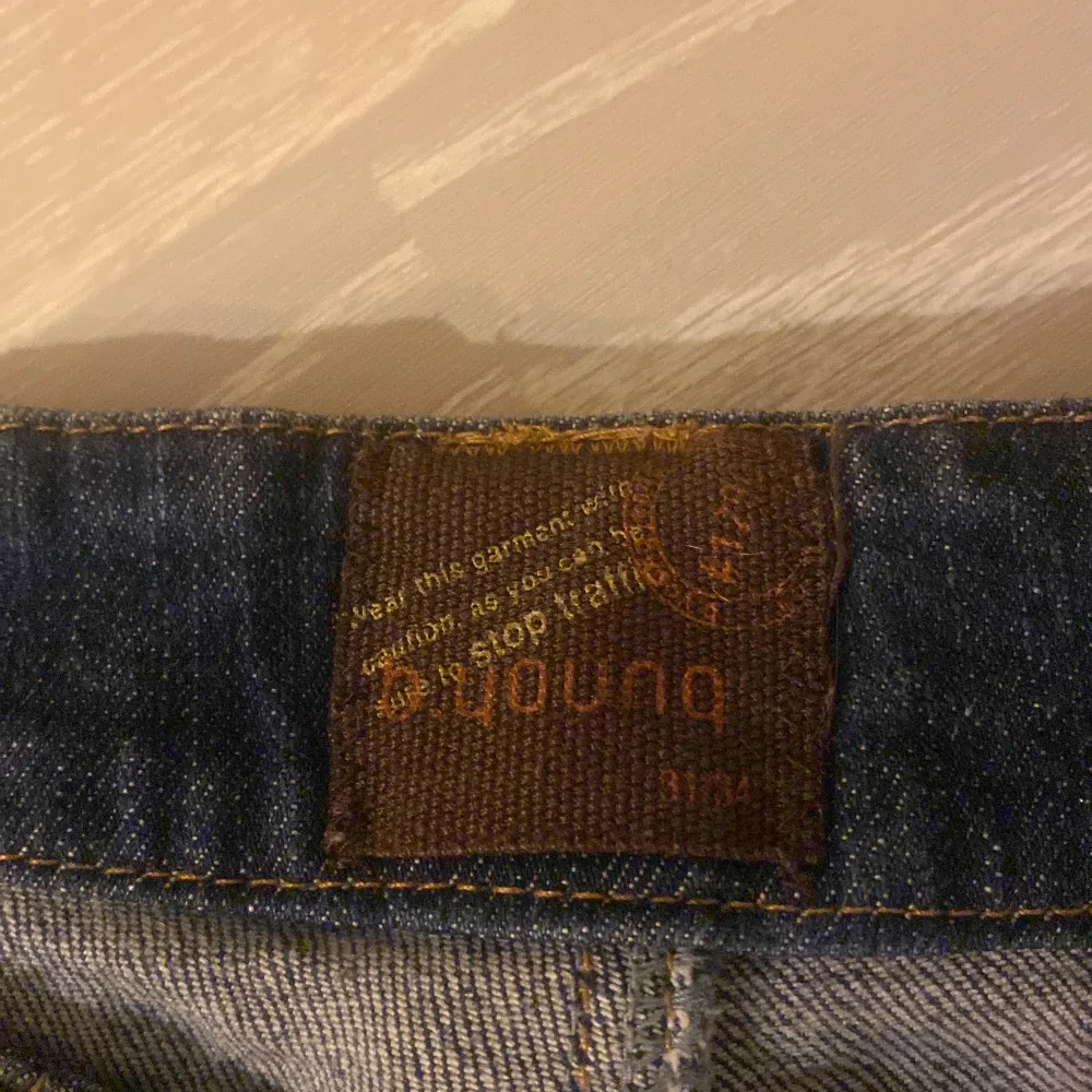 vintage, lågmidjade, utsvängda jeans från Byoung. De har också coola bakfickor🤗. Har viss tecken på användning vid hälarna, annars skulle jag definitivt säga bra skick. Säljer endast för det inte är min stil längre.🤗. Jeans & Byxor.