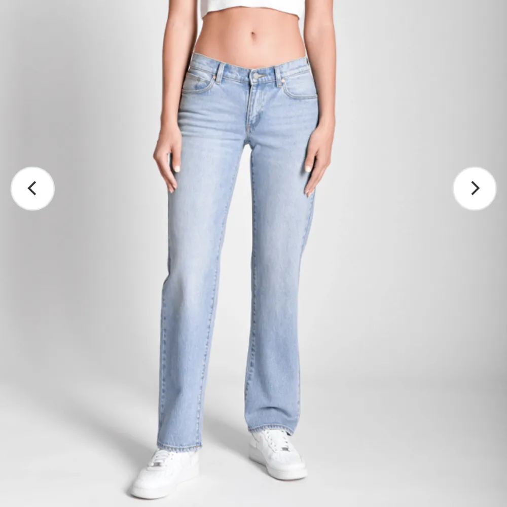 Supersnygga blåa lågmidjade jeans från Abrand i modellen 99 Low straight. Säljer pågår att jag tyvärr växt ur dom❤️‍🩹 Nypris 1100kr säljer för 400. Jeans & Byxor.