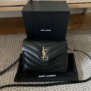Ysl loulou, Saint Laurent  - Säljer min Ysl loulou toy bag. Inköpt 2021 på Saint Laurent hemsida. Jättefint skick. Kvitto, dustbag, kartong allt följer med. Nypris 17 800kr. Hör av dig om du har några funderingar// Tilda 