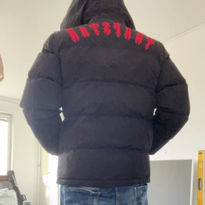 Trapstar jacka - Oanvänd trapstar jacka i fint skick Äkta, kvitto finns Lapparna sitter kvar på jackan. Den har inte använts och därför säljer jag den då den bara ligger i min garderob 
