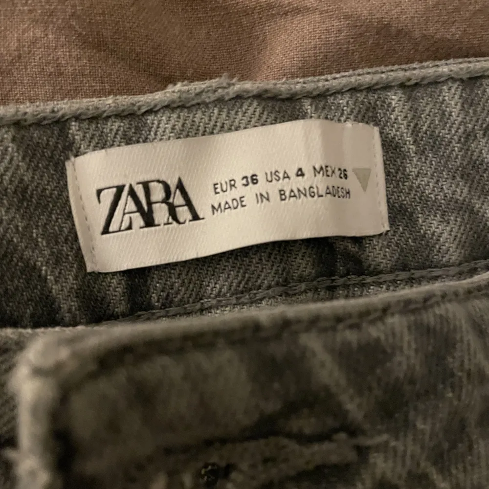 Säljer dessa gråa jeans från zara i storlek 36, i nyskick. De har en liten slits längst ner och är bootcut. Köpta för ca 1 år sedan men använda typ 1 gång. Vet inte nypris då jag inte hittar de på hemsidan men säljs för 250kr💕. Jeans & Byxor.