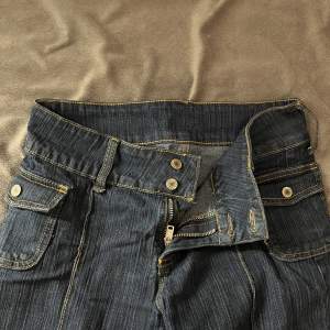 Lågmidjade utsvängda jeans från Brandy Melville. Tyvärr för långa för mig men använda kanske 4 gånger så väldigt bra skick på dem!