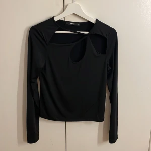 Svart tröja - Aldrig använd. Fin tunn svart tröja med lite hål vid nyckelbenet