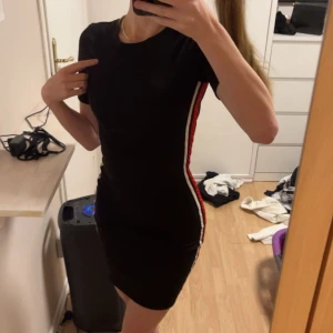 Klänning med streck - Aldrig använd! Bra skick, frågor på eller annat på dm!