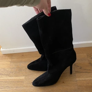 Svarta mocka boots - Svarta mocka boots med klack. Använda en gång. 
