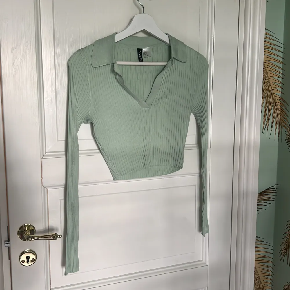 Mint grön tröja från H&M. Aldrig använd. (Ser grönare ut i verkligen).. Blusar.