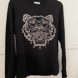 Kenzo collagetröja - Kenzotröja i mycket bra skick.  Endast tvättad fåtal gånger. Säljes då den är för liten.  Köpt i Kenzobutik.