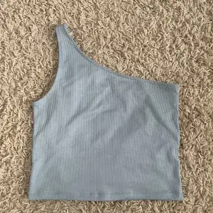 one-shoulder linne i ljusblå färg