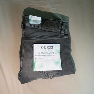 Guess Jeans  - Säljer dessa feta guess jeans. Helt nya tags kvar. Kvitto finns. Storlek 30/32. Han på bilden är 187. Hör av er vid frågor eller funderingar. Mvh