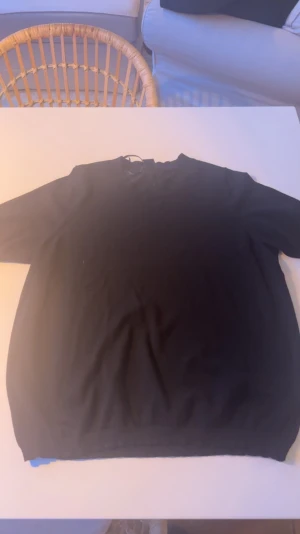 Svart stickad t-shirt  - Tunn svart stickad T-shirt, jätte gullig och fin, bra skick