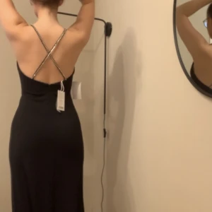 Långklänning  - Säljer min jätte fina nyårsklänning från förra året då jag endast användt den en gång, väldigt fint skick med diamanter på banden! Sitter som en smäck då den har ett relativt stretchigt material! För preferens är jag 172 lång! 