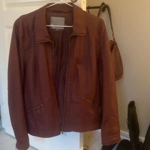 Röd skinnjacka  - En skit snygg skinnjacka från cellbes (äkta skinn). Stor storlek men sitter bra på mug som har s/m i jackor, Bikerinspererad. Kommer inte till användning därför jag säljer. Ny pris för en skinnjacka från cellbes: 1999kr. Pris går att diskuteras 