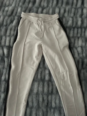 Mjukisar - Super snygga byxor av Antonija mandir men kommer tyvärr it till användning längre men är fortfarande såklart i bra skick!!!