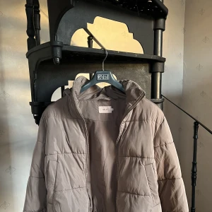 Pufferjacket - Säljer denna fina pufferjacket från Nelly. Jätteskön och fin. Nypris 700 kr men säljer för 300 kr🤎