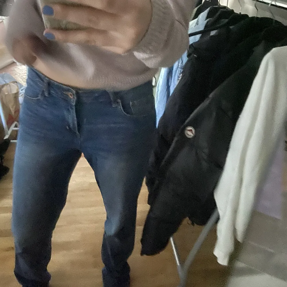 Snygga jeans i loose fit 💛 ifrån märket &Denim i storlek 32/34 men passar mig som är 170 & har storlek 36/38!!. Jeans & Byxor.