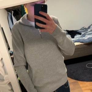 Jack and Jones half zip - Säljer denna Jack and Jones halfzip då den aldrig kommit till användning. Jag fick den i december förra året och nypriset är 599 kr.
