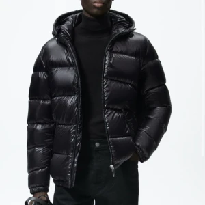 Zara dunjacka - Säljer denna superfina dunjackan från zara då den är något stor på mig.Den är i herrmodell men passar dam s-m beroende på hur man vill att den ska sitta!  Liknar monclear jackorna. Endast använd under en vinterperiod, fint skick! Hör av dig vid intresse!💕