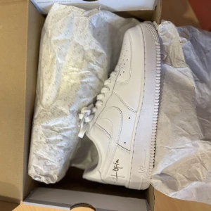Air force  - Hej säljer ett par helt nya air force som är Travis scott , aldrig använda. Priset går att diskutera det är bara skicka era prisförslag till mig!