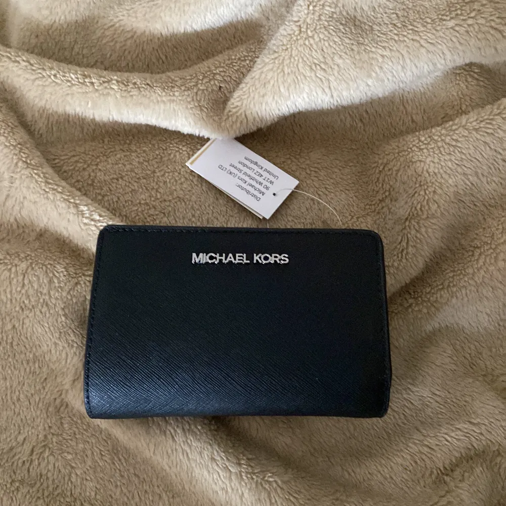 Michael Kors plånbok svart och i läder helt ny och oanvänd . Accessoarer.