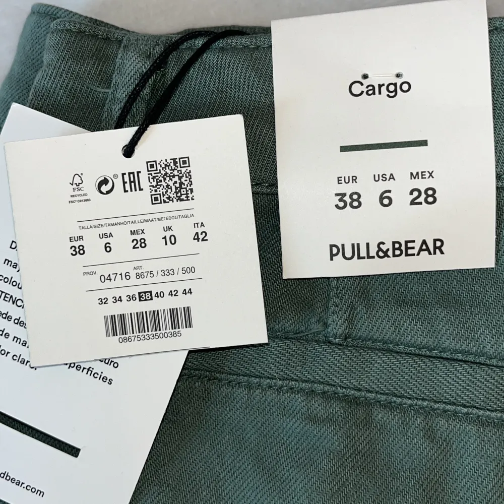 Cargo byxor från Pull&Bear i storlek 38, low Rise regular length. Helt nya bara testade. Nypris ca 400kr . Jeans & Byxor.