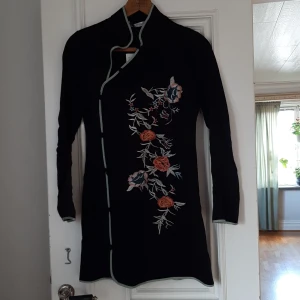 Blus från Zara aldrig använd helt ny  - En blus eller vad man ska kalla det från Zara helt ny med prislappen kvar aldrig använd storlek XS har kostat 699 