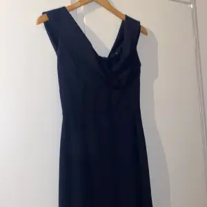 Säljer denna marinblå off-shoulder klänning som är lång. Baksidan är längre som följer med som en ”svans” när man går. Använd endast en kväll, så den är fortfarande i god skick.