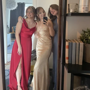 Guldig balklänning - En guldig offshoulder balklänning. Endast använd en gång. I storlek 34 från Asos. Säljer för 250kr. Kan skicka fler bilder vid intresse💛