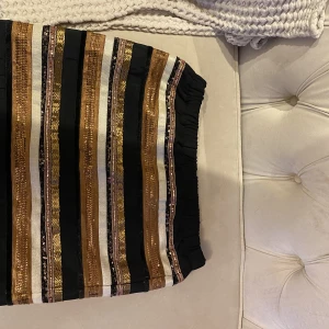 Kjol - Säljer min glitter kjol som inte kommer till användning. Perfekt nu till hösten då den passar allt och kan fixa en outfit. Ny pris 500kr säljer för 150kr pris kan diskuteras 