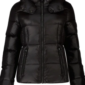 Jacka  - Säljer min jacka som ja köpte förra året för 1500. Jättesnygg figurformad. Superdry jacka. Som är slutsåld överallt. Kan skicka bilder när jag har på mig den med om de önskas. Inga märken eller likande i den👍säljes pga köp av en annan jacka🥰storlek S 