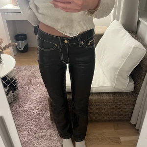 Skinn byxor ifrån Eytys🩷 - Ett par superfina skinnbyxor ifrån Eytys🩷De är i väldigt bra skick då de bara är använda ett par gånger 🩷nypris är 2200kr  