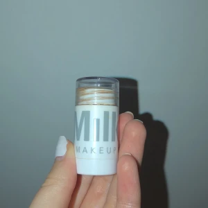 Milk bronzer stick  - Säljer min milk bronzer stick i färgen baked då jag har en annan bronzer jag gillar mer. Den är använd men inte massor av gånger. På sista bilden ser man hur mycket det är kvar om jag snurrar den till max. Rengör den bättre innan jag skickar❤️