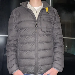 Parajumper jacka  - Tjena säljer denna parajumpers jacka köpt förr förra vintern använt mycket men finns liv kvar i den. Skick 7-10. Kom pm för frågor och så vidare. Finns inget kvitto tyvärr