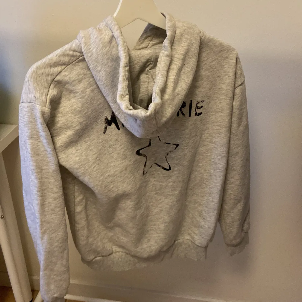 Jättefin hoodie från ginatricot som är helt slutsåld, kontakta ifall ni har några frågor !. Hoodies.